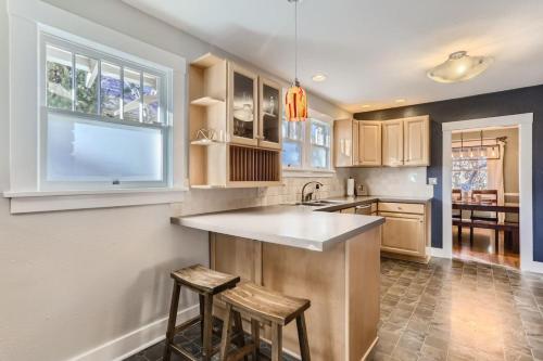 مطبخ, Highlands Bungalow With A Back Yard And A Fire Pit in West Highland
