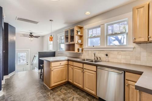 مطبخ, Highlands Bungalow With A Back Yard And A Fire Pit in West Highland