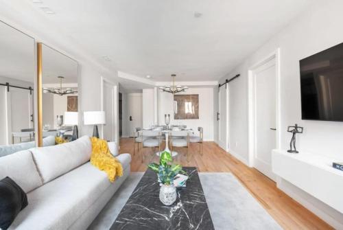 3BR Penthouse with Massive Private Rooftop, New York (photo 5)