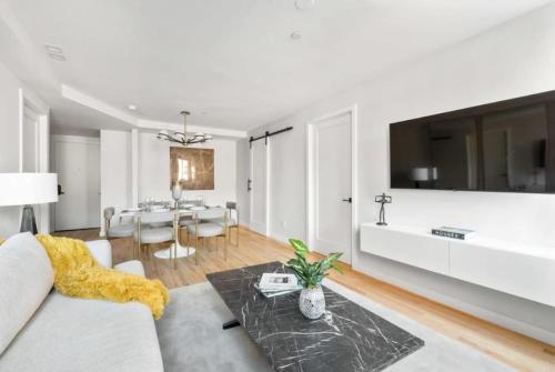 3BR Penthouse with Massive Private Rooftop, New York (photo 10)