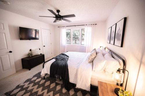 Cabin With Mountain Views A Hot Tub And A Fireplace
