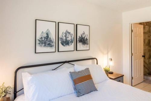 Cabin With Mountain Views A Hot Tub And A Fireplace