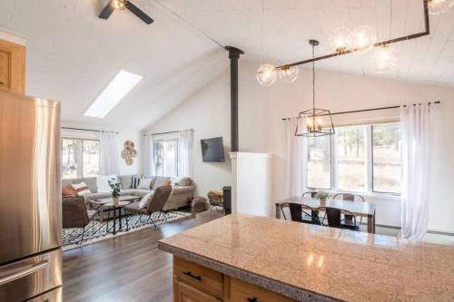 Cabin With Mountain Views A Hot Tub And A Fireplace