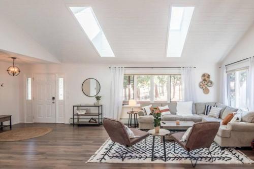 Cabin With Mountain Views A Hot Tub And A Fireplace