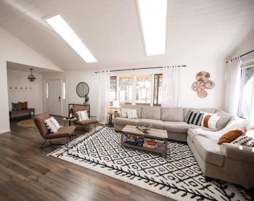 Cabin With Mountain Views A Hot Tub And A Fireplace