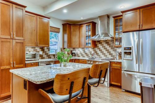 مطبخ, Mid Mod With Awesome BackYard And 1Block To Shops in Berkeley