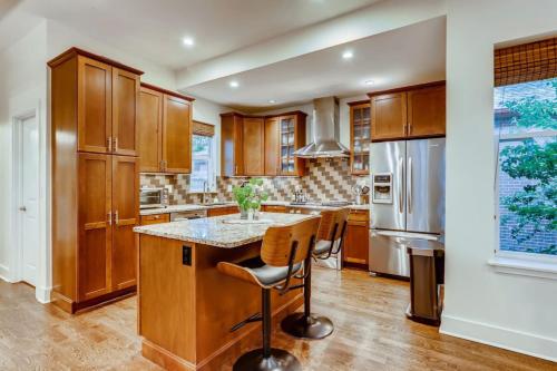 مطبخ, Mid Mod With Awesome BackYard And 1Block To Shops in Berkeley