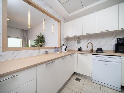 Elegant and Spacious 2-Bedroom Apartment in JVT, Дубай (фото 8)