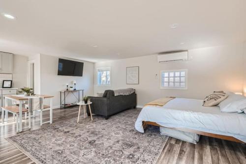 Pet Friendly Carriage House Near Red Rocks And Regis in Regis