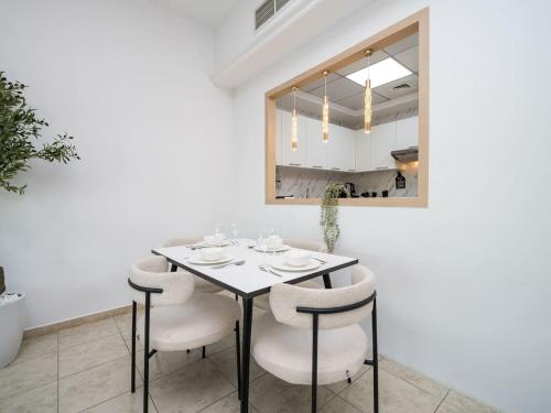 Elegant and Spacious 2-Bedroom Apartment in JVT, Дубай (фото 7)