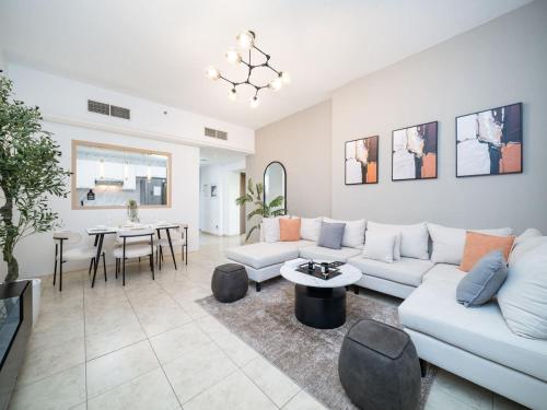 Elegant and Spacious 2-Bedroom Apartment in JVT, Дубай (фото 2)