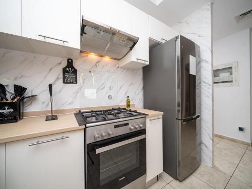 Elegant and Spacious 2-Bedroom Apartment in JVT, Дубай (фото 10)