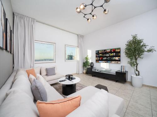 Elegant and Spacious 2-Bedroom Apartment in JVT, Дубай (фото 3)
