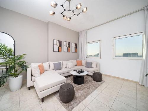 Elegant and Spacious 2-Bedroom Apartment in JVT, Дубай (фото 4)