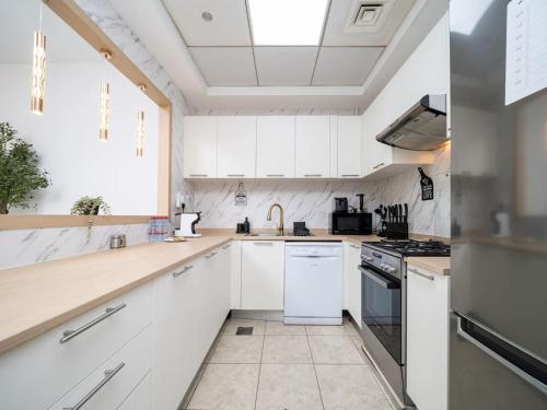 Elegant and Spacious 2-Bedroom Apartment in JVT, Дубай (фото 9)