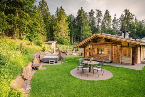 Karstais baseins, La Mendola Alm-Chalet in Kavareno