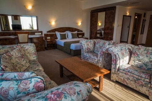 1 queen bed, 1 sofa bed