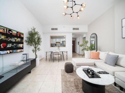 Elegant and Spacious 2-Bedroom Apartment in JVT, Дубай (фото 5)