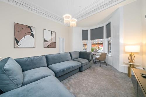 Large 4 Bed Property - Sleeps 8 - Perfect for Long Stays - 30 Sec Walk to Subway - 5 Min Drive to Glasgow City Centre, Glasgow