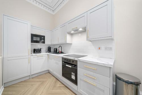 Large 4 Bed Property - Sleeps 8 - Perfect for Long Stays - 30 Sec Walk to Subway - 5 Min Drive to Glasgow City Centre, Glasgow (fotografie 7)