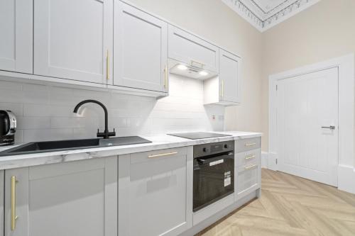 Large 4 Bed Property - Sleeps 8 - Perfect for Long Stays - 30 Sec Walk to Subway - 5 Min Drive to Glasgow City Centre, Glasgow (fotografie 6)