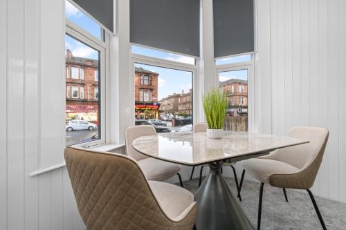 Large 4 Bed Property - Sleeps 8 - Perfect for Long Stays - 30 Sec Walk to Subway - 5 Min Drive to Glasgow City Centre, Glasgow (fotografie 8)