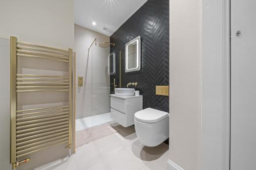 Large 4 Bed Property - Sleeps 8 - Perfect for Long Stays - 30 Sec Walk to Subway - 5 Min Drive to Glasgow City Centre, Glasgow (fotografie 9)