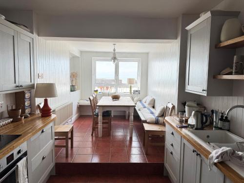 virtuve, Morwylfa Borth and Ynyslas in Borta