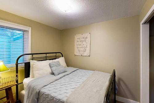 4th Avenue Beach Cottage - image 14