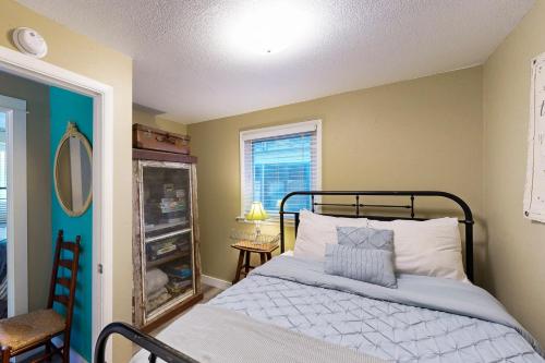 4th Avenue Beach Cottage - image 12
