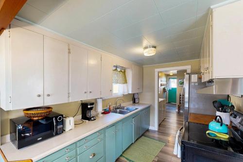 4th Avenue Beach Cottage - image 6