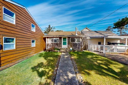 4th Avenue Beach Cottage - image 3
