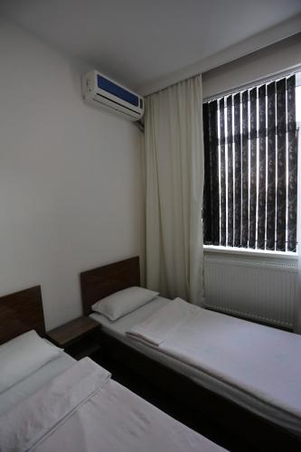 2 twin beds