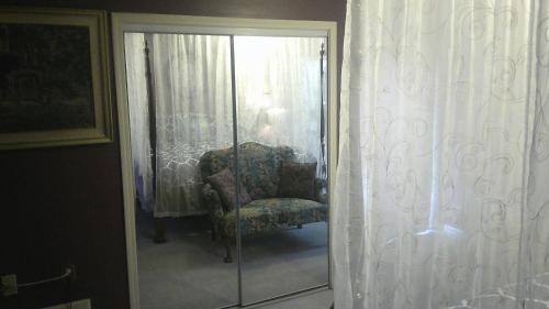 Lil Black Bear Inn - image 10