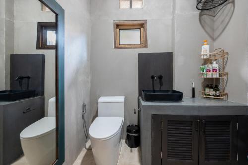 Charming 1-BD Island Retreat Surrounded by Tropical Nature and Serene Garden Views - 샤워실