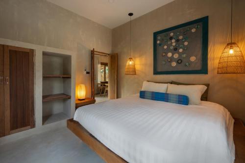 Charming 1-BD Island Retreat Surrounded by Tropical Nature and Serene Garden Views