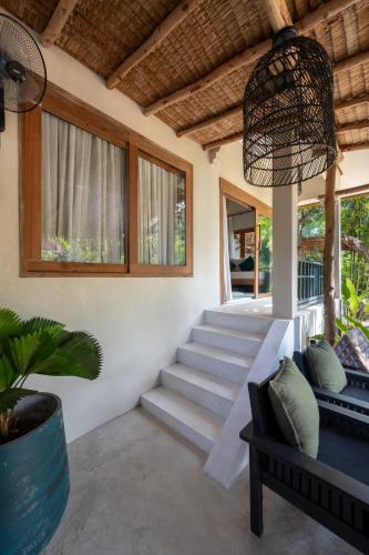Charming 1-BD Island Retreat Surrounded by Tropical Nature and Serene Garden Views - 편의 시설/서비스