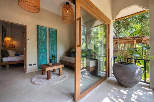 Charming 1-BD Island Retreat Surrounded by Tropical Nature and Serene Garden Views - 발코니/테라스