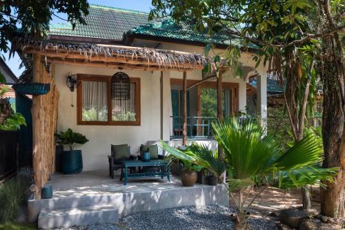 Charming 1-BD Island Retreat Surrounded by Tropical Nature and Serene Garden Views - 숙소 외관