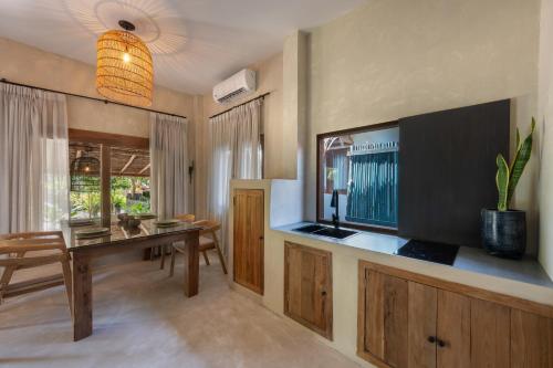 Charming 1-BD Island Retreat Surrounded by Tropical Nature and Serene Garden Views - 주방