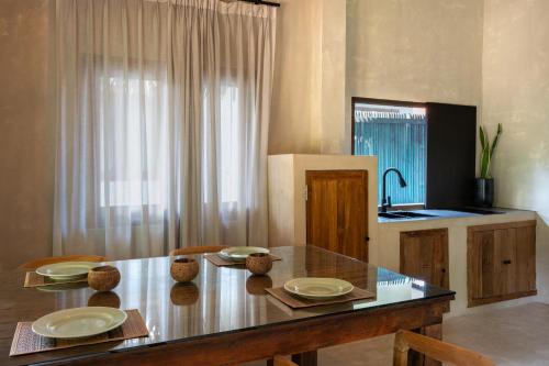 Charming 1-BD Island Retreat Surrounded by Tropical Nature and Serene Garden Views - 편의 시설/서비스