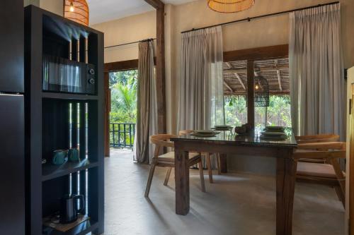 Charming 1-BD Island Retreat Surrounded by Tropical Nature and Serene Garden Views - 주방
