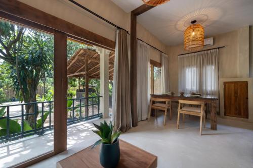 Charming 1-BD Island Retreat Surrounded by Tropical Nature and Serene Garden Views - 편의 시설/서비스