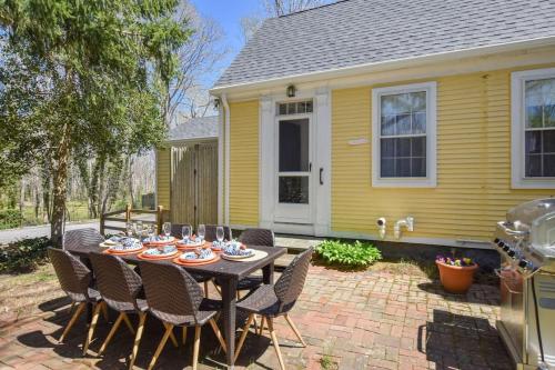 Stylish Retreat 2 mi to Beach in ยาร์เมาท์ พอร์ต (MA)