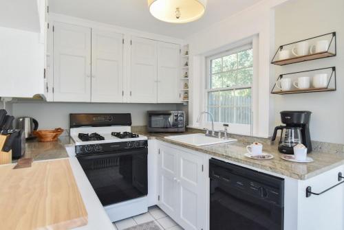 Stylish Retreat 2 mi to Beach in ยาร์เมาท์ พอร์ต (MA)