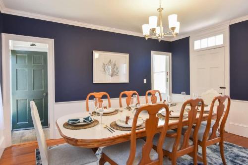 Stylish Retreat 2 mi to Beach in ยาร์เมาท์ พอร์ต (MA)