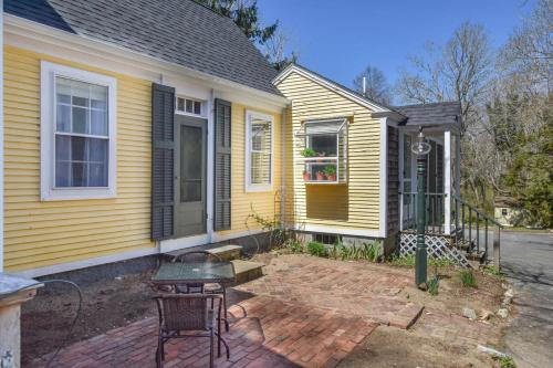 Stylish Retreat 2 mi to Beach in ยาร์เมาท์ พอร์ต (MA)