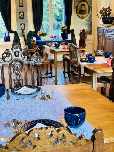 Ēdiens un dzērieni, Chambre d'hôtes Marina - Château Le Bas Bleu (Chambre d'hotes Marina - Chateau Le Bas Bleu) in Quesnoy-le-Montant