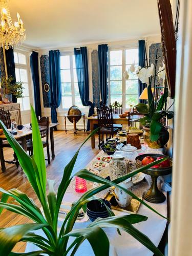 Ēdiens un dzērieni, Chambre d'hôtes Marina - Château Le Bas Bleu (Chambre d'hotes Marina - Chateau Le Bas Bleu) in Quesnoy-le-Montant