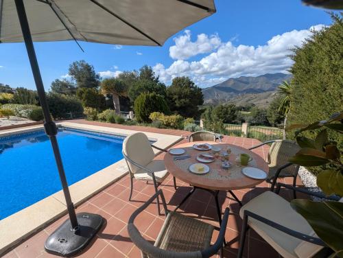 Villa with Pool and Boule right on Alhaurin Golf, Málaga